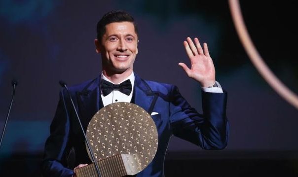 莱万获颁“安慰奖”，年度最佳前锋实至名归